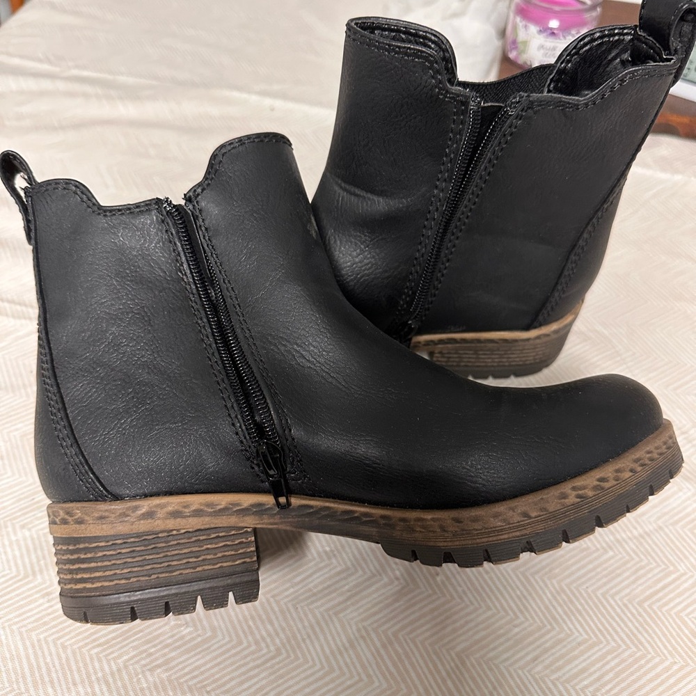 Maurice’s black boots size 7.5
